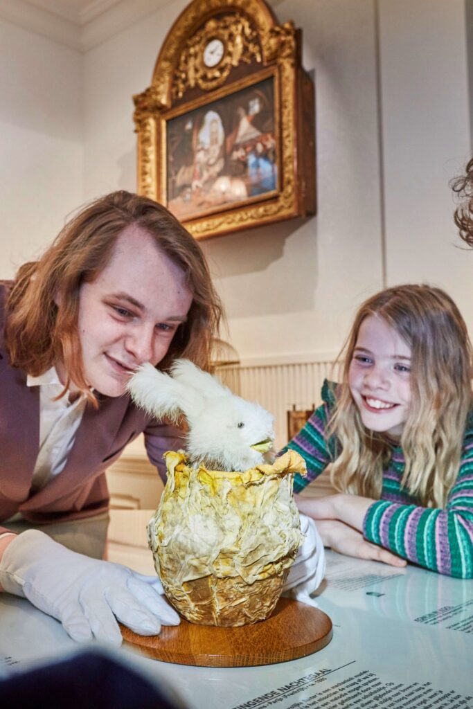 Kind en rondleider bij konijn in de kool